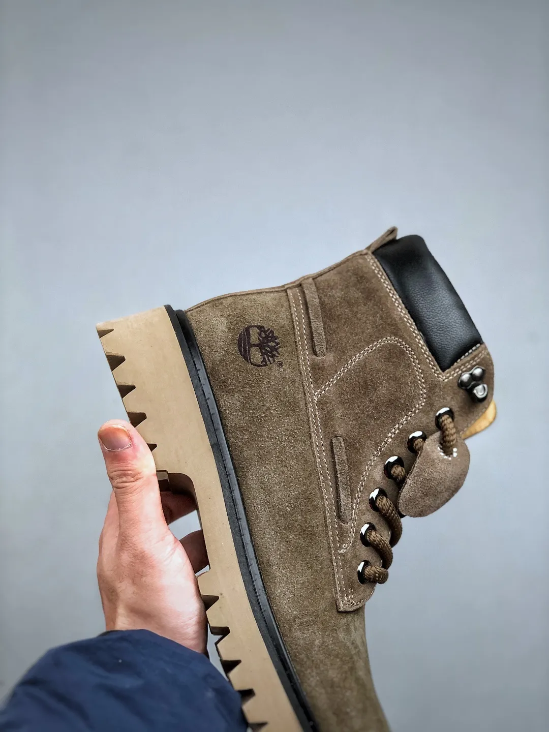 Local pick-up💰560 supports store release. New goods🚀#Timberland Timberland/Timberland New autumn and winter products (plush lining🔥warm and heat-locking) autumn and winter essential outdoor casual rhubarb boots series #Guangdong Dachang quality Original box original packaging Fashion and trend matching The fabric is made of Italian 🇮🇹 top frosted fine-grained cowhide with anti-odor and anti-corrosion genuine leather latex insoles The outsole and hardware are all made from factory raw materials. They are the same as the original Goodyear glue process. Good products do not kill pigs. The quality of the first order is strictly controlled. Exclusively launched on the entire network. The quality is beyond doubt. The full set of official website unified packaging gives you a perfect wearing experience. The quality is exquisite and durable. A must-have for sportsmen. Specializes in not being handsome. High-quality foot feel is first-class. This winter is suitable for outdoor cold protection. Daily casual matching. Size: 38 39 40 41 42 43 44 (leather shoe size)